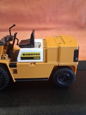 VINTAGE JAPAN KOMATSU FORKLIFT FD40 RARE, INCOMPLETE - Thumbnail 3