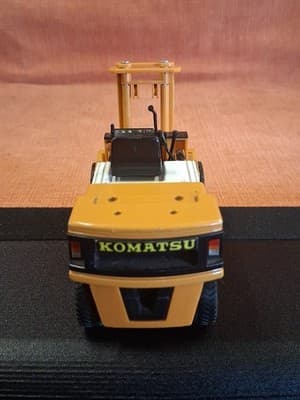 VINTAGE JAPAN KOMATSU FORKLIFT FD40 RARE, INCOMPLETE - Thumbnail 6