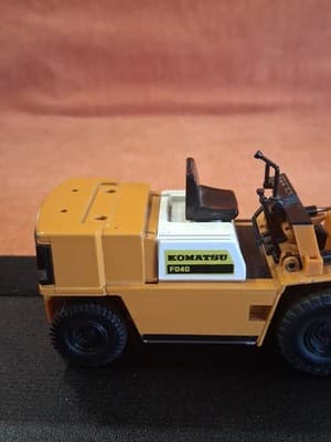 VINTAGE JAPAN KOMATSU FORKLIFT FD40 RARE, INCOMPLETE - Thumbnail 8