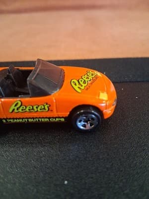 Hot Wheels Reese’s Convertible Sugar Rush Series Mazda MX-5 - Thumbnail 4