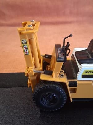 VINTAGE JAPAN KOMATSU FORKLIFT FD40 RARE, INCOMPLETE - Thumbnail 2