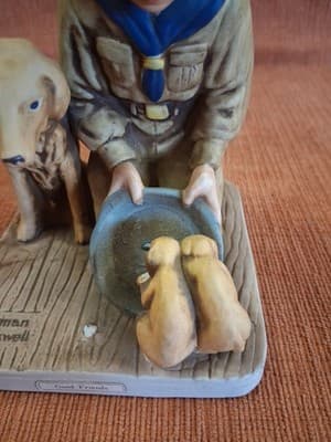 Lovely Good Friends Boy Scout Norman Rockwell Ceramic Figurine (Missing 1 Dog) - Thumbnail 3
