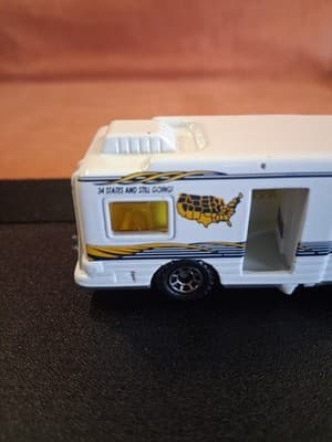 Matchbox 1998 RV Truck Camper W/ Opening Side Door 1:70 Loose - Thumbnail 3