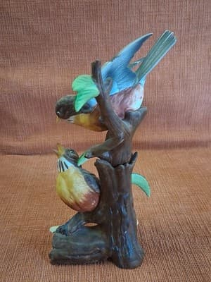 Bisque Two Robins Perched On A Tree Stump With Red Berries Made In Japan - Thumbnail 6