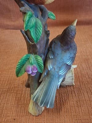 Bisque Two Robins Perched On A Tree Stump With Red Berries Made In Japan - Thumbnail 8