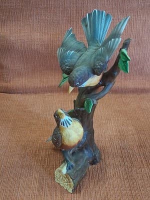 Bisque Two Robins Perched On A Tree Stump With Red Berries Made In Japan - Thumbnail 4