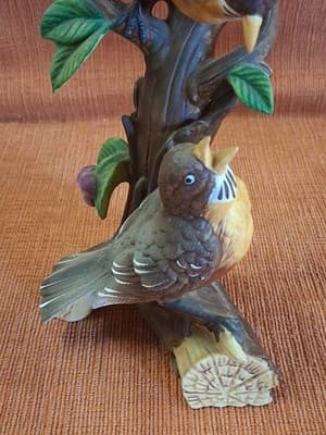 Bisque Two Robins Perched On A Tree Stump With Red Berries Made In Japan - Thumbnail 3