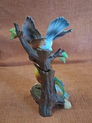 Bisque Two Robins Perched On A Tree Stump With Red Berries Made In Japan - Thumbnail 7