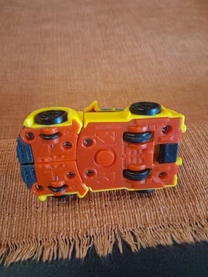 Transformers 2002 McDonald's Bumblebee 3.5" Figure Car Happy Meal Toy Hasbro - Thumbnail 4