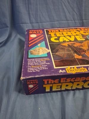 TUNNEL RATS ESCAPE FROM TERROR CAVE ELECTRONIC ACTION BOARD GAME CADACO 1990 - Thumbnail 2