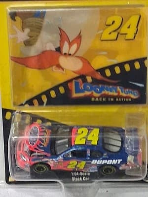 Jeff Gordon Dupont / Looney Tunes 2003 Monte Carlo 1:64 car ARC HO Hood Open - Thumbnail 2