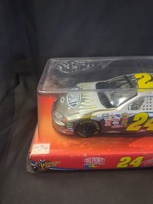 2004 WINNERS CIRCLE JEFF GORDON 1/24 SCALE DIE CAST HENDRICK 20 YEARS - Thumbnail 2