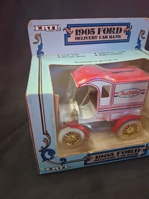“True Value” 1905 Ford Delivery Car Bank Die-Cast Metal ERTL - Thumbnail 2