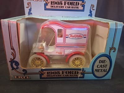 “True Value” 1905 Ford Delivery Car Bank Die-Cast Metal ERTL - Thumbnail 4