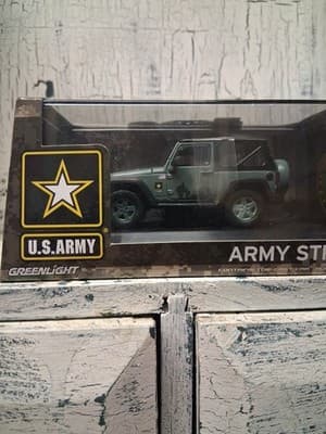 GREENLIGHT 86043 2012 JEEP WRANGLER U.S. ARMY 1:43 with DISPLAY CASE DARK GREEN - Thumbnail 2