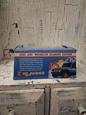 Greenlight Blue 1/43 Scale 2010 Jeep Wrangler Island Edition Diecast Truck - Thumbnail 3