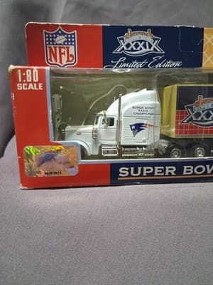 PATRIOTS SUPER BOWL XXXIX CHAMPIONS PETERBILT TRACTOR TRAILER MODEL 379/FLEER - Thumbnail 2