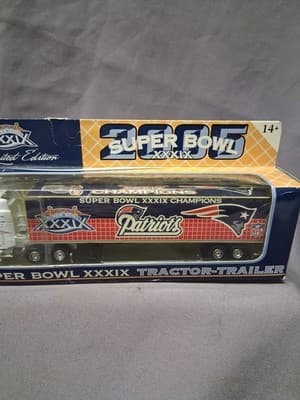 PATRIOTS SUPER BOWL XXXIX CHAMPIONS PETERBILT TRACTOR TRAILER MODEL 379/FLEER - Thumbnail 4