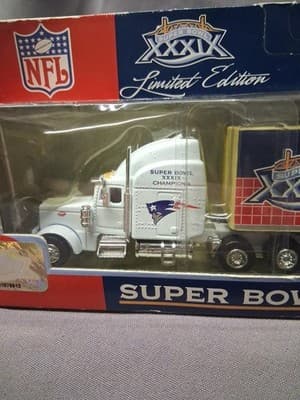 PATRIOTS SUPER BOWL XXXIX CHAMPIONS PETERBILT TRACTOR TRAILER MODEL 379/FLEER - Thumbnail 3