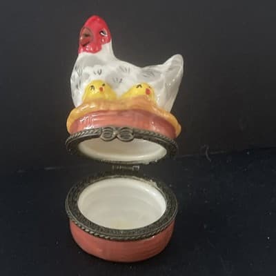 White Hen With Yellow Chicks Trinket Box. Empty. Porcelain. - Thumbnail 5