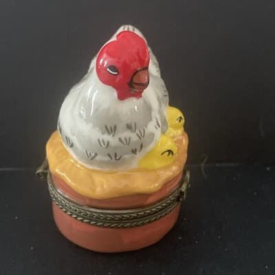 White Hen With Yellow Chicks Trinket Box. Empty. Porcelain. - Thumbnail 4