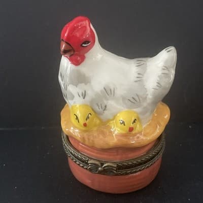 White Hen With Yellow Chicks Trinket Box. Empty. Porcelain. - Thumbnail 2