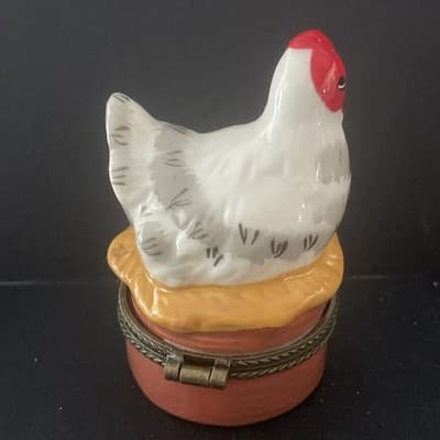 White Hen With Yellow Chicks Trinket Box. Empty. Porcelain. - Thumbnail 3