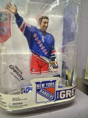 Wayne Gretzky McFarlane Legends Series 6 Rangers Retirement Figure Blue Jersey - Thumbnail 3