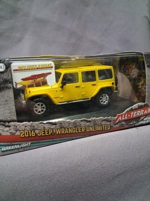 GREENLIGHT ALL-TERRAIN 2016 JEEP WRANGLER UNLIMITED Kayak Edition Yellow 1/43 - Thumbnail 2