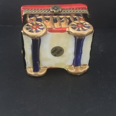 Porcelain Hinged Trinket Box Circus Wagon Train With Ringmaster - Thumbnail 7