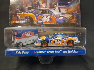 1998 Hot Wheels Pro Racing NASCAR #44 Kyle Petty Pit Crew 1:64 Set - Thumbnail 2
