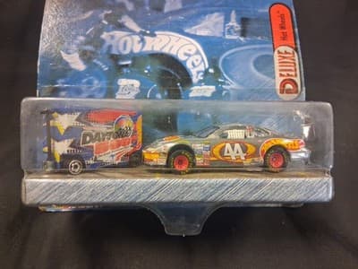 Hot Wheels Racing Pit Crew 2000 Collector Edition Deluxe Kyle Petty #44 NASCAR! - Thumbnail 2