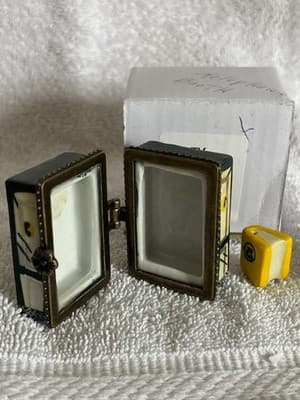 VINTAGE PORCELAIN MINI TRINKET BOX BRITISH PUBLIC TELEPHONE BOOTH w/phone book - Thumbnail 4