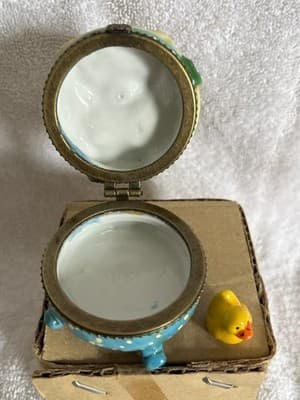 Lady in Bubble Bath Porcelain Hinged Trinket box w/trinket - Thumbnail 5