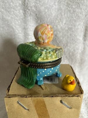Lady in Bubble Bath Porcelain Hinged Trinket box w/trinket - Thumbnail 3