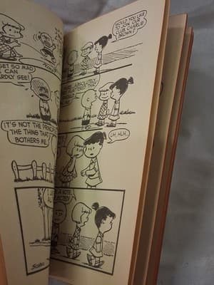 PAPERBACK CHARLIE BROWN SNOOPY CHARLES M SCHULZ THE WONDERUL WORLD OF PEANUTS - Thumbnail 4