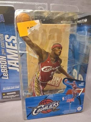 NIB 2004 LEBRON JAMES CLEVELAND CAVALIERS NBA MCFARLANE ACTION FIGURE SERIES 7 - Thumbnail 2
