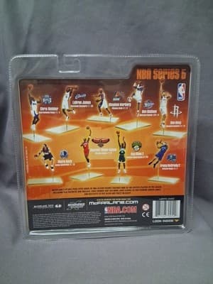 2MCFARLANE NBA SERIES 5 1ST LEBRON JAMES WHITE CAVALIERS ROOKIE FIGURINE - Thumbnail 3