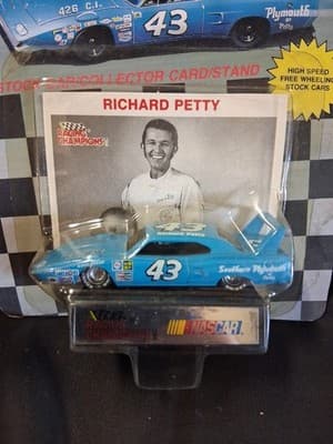 1991 Racing Champions Richard Petty #43 Plymouth Superbird 1/64 - Thumbnail 2