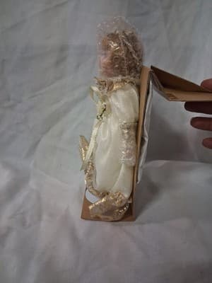 Vtg Avon Katrina Angel Doll Porcelain Special Memories W/ Wings Stand & CoA NIB - Thumbnail 5