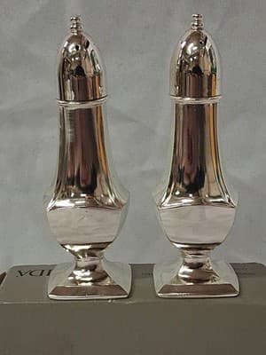 Oneida Chippendale Salt And Pepper Set Silverplate 663 6023 4-3/4" Tall Vintage - Thumbnail 2