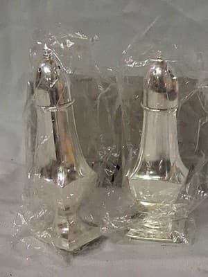 Oneida Chippendale Salt And Pepper Set Silverplate 663 6023 4-3/4" Tall Vintage - Thumbnail 4