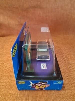 Pink 1955 Chevrolet Bel Air: 1/43 scale Diecast Model with Billboard | New - Thumbnail 2