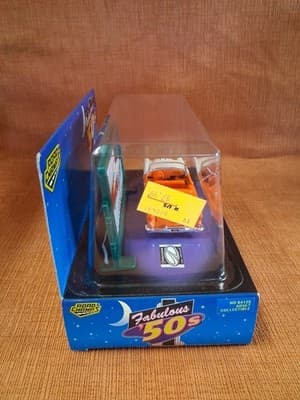 NIB Road Champs Fabulous 50s Die Cast 1955 Oldsmobile & Billboard 1/43 Scale - Thumbnail 4