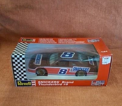 REVELL 8752 SNICKERS BRAND FORD THUNDERBIRD #8 1:24 SCALE DIECAST COLLECTIBLE