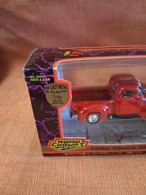 Road Champs FORD TRUCK SERIES 1956 F-100 Red 1:43 - Thumbnail 3