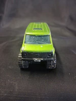 MATCHBOX 1:64 1981 CHEVY VAN RIDIN HIGH 4X4 GREEN BLUE WINDOW ENGLAND Very Good - Thumbnail 2