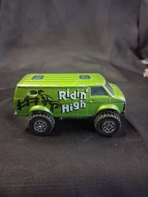 MATCHBOX 1:64 1981 CHEVY VAN RIDIN HIGH 4X4 GREEN BLUE WINDOW ENGLAND Very Good - Thumbnail 3