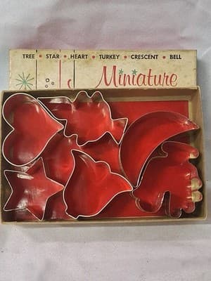 Vintage Six Miniature Metal Christmas Cookie Cutters In Original Box - Thumbnail 3