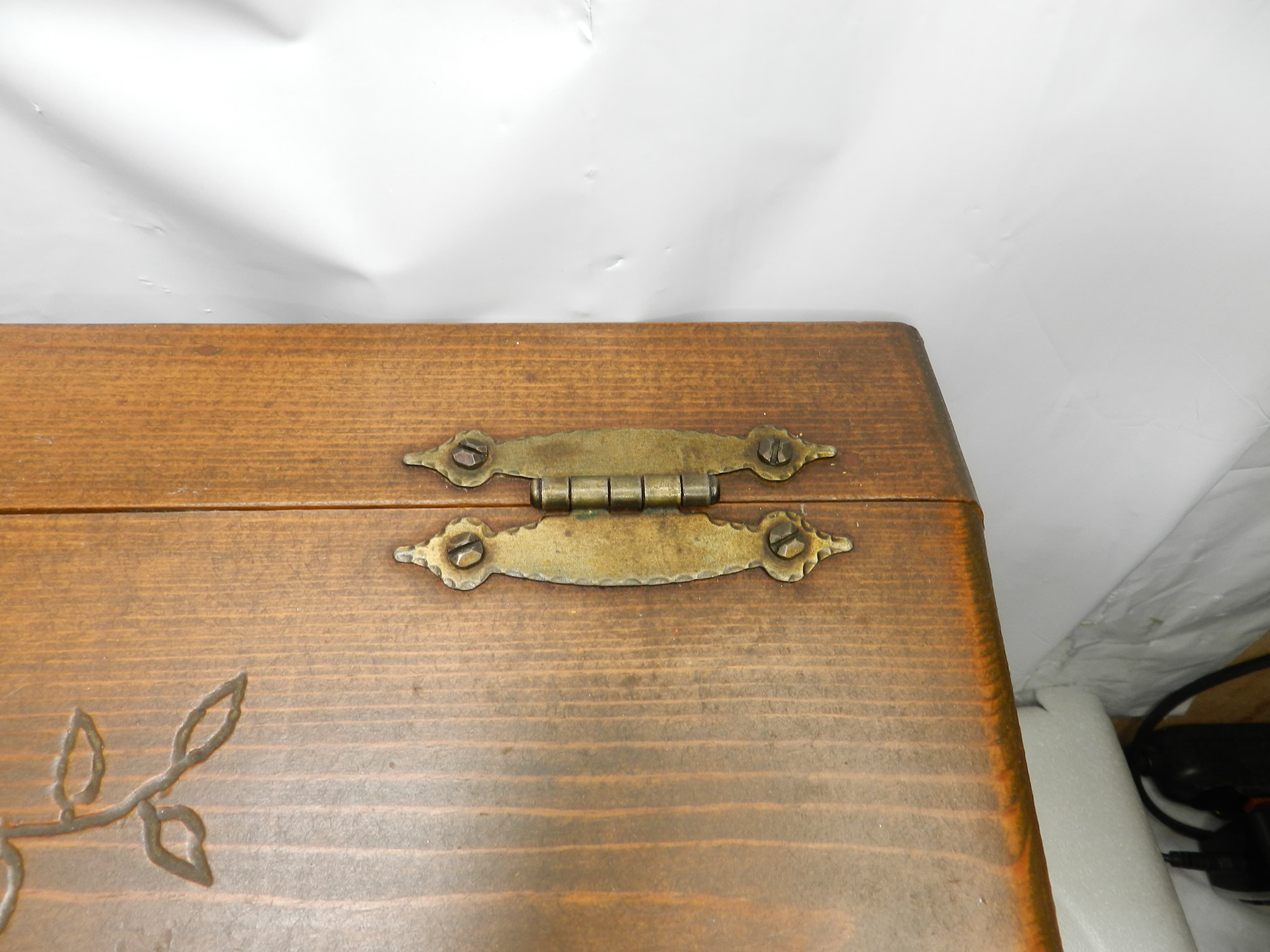 Vintage Rustic Wood Farm House Bread Box Pull Up Lid Carved Handmade N31J - Thumbnail 6